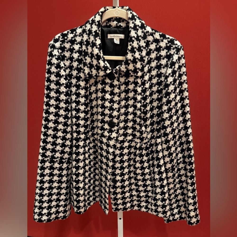 JohnPaulRichard Women's Black and White Houndstooth Lightweight Coat